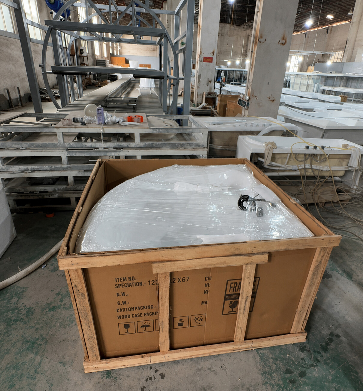 Bathtub protected with film and wooden export packing